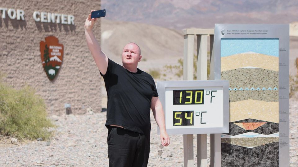 Hitzewelle USA: Ein Tourist macht ein Selfie im Death Valley, Kalifornien