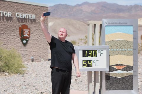 Hitzewelle USA: Ein Tourist macht ein Selfie im Death Valley, Kalifornien