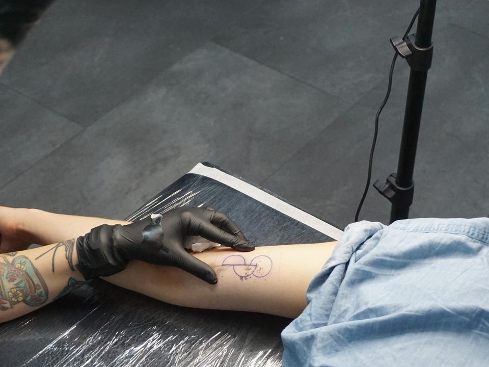 Franca bekommt das Organspendetattoo auf die Rückseite ihres Oberarms tätowiert