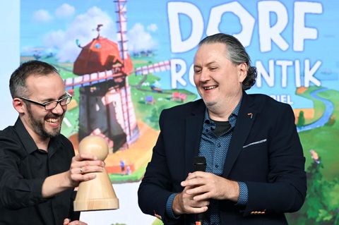 Spieleentwickler Lukas Zach (l) und Michael Palm freuen sich über die Auszeichnung ihres Spiels "Dorfromantik"
