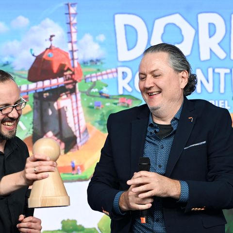Spieleentwickler Lukas Zach (l) und Michael Palm freuen sich über die Auszeichnung ihres Spiels "Dorfromantik"