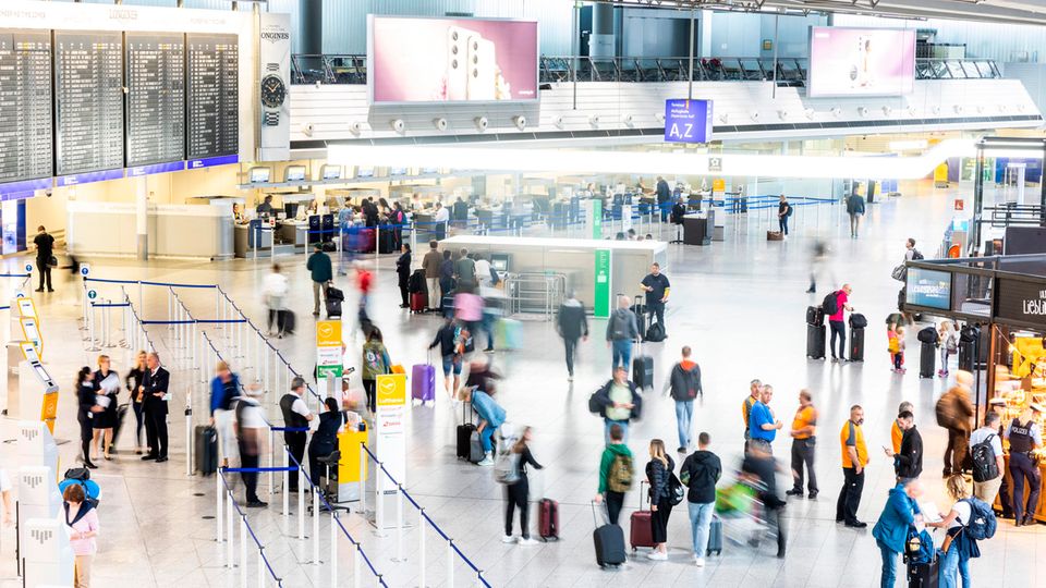 Reisende begeben sich zu den Schaltern der Airlines im Terminal 1 am Frankfurter Flughafen