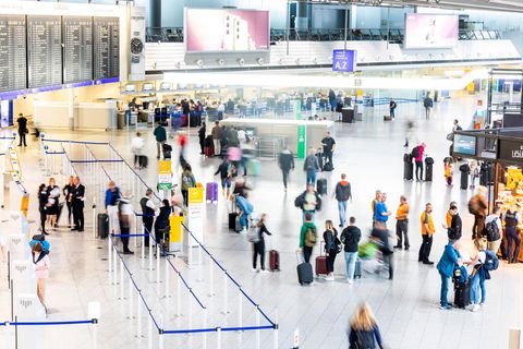 Reisende begeben sich zu den Schaltern der Airlines im Terminal 1 am Frankfurter Flughafen