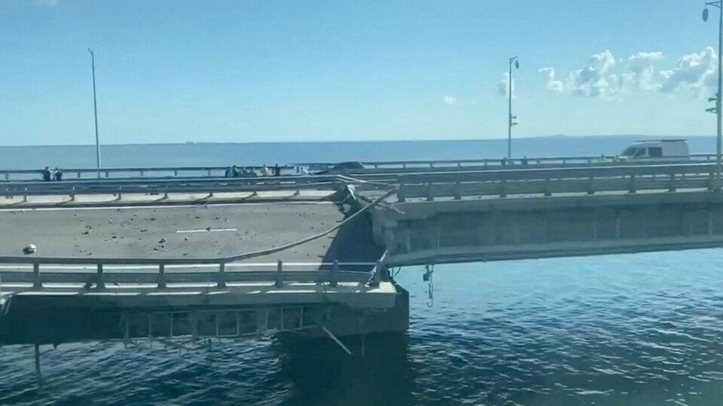 Eine Fahrbahn der Krim-Brücke hängt herab