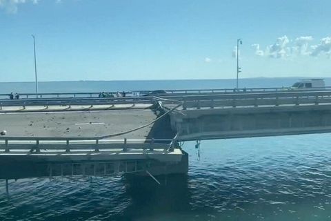 Eine Fahrbahn der Krim-Brücke hängt herab