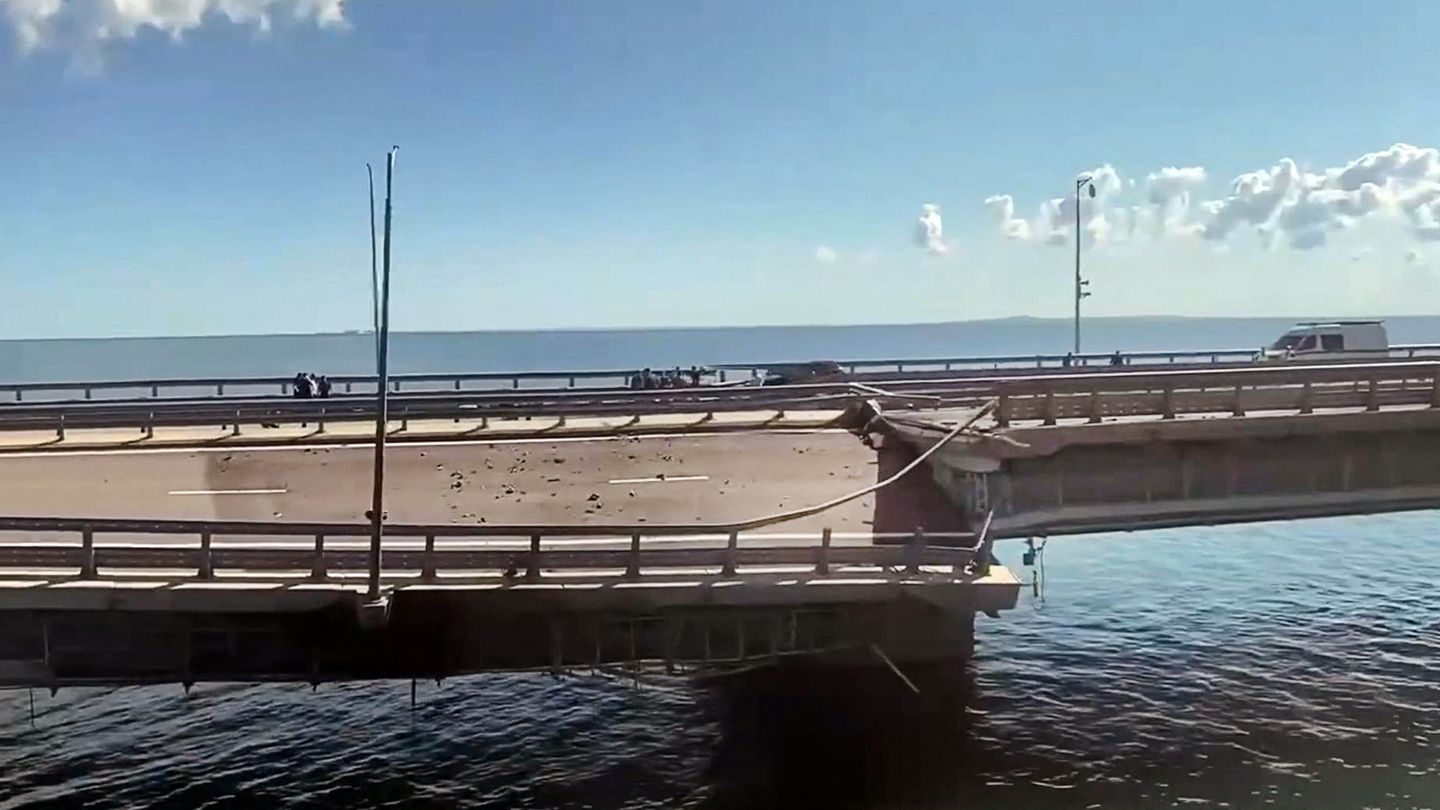 Ukraine: Again explosions on Crimean bridge – video shows destruction