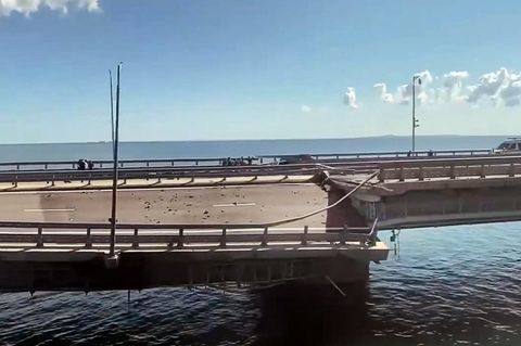 Auf Höhe eines Pfeilers ist eine Fahrspur der Kertsch-Brücke zwischen der Krim und Russland gebrochen und neigt sich seitlich