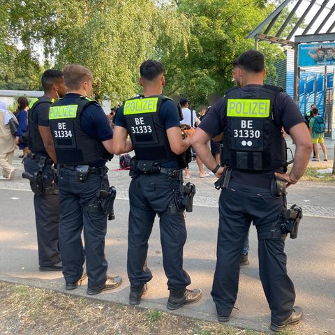 Polizei am 9. Juli 2023 vor dem Columbiabad in Neukölln. Nach mehreren Tagen Schließung sollte das Freibad nun wieder öffnen.
