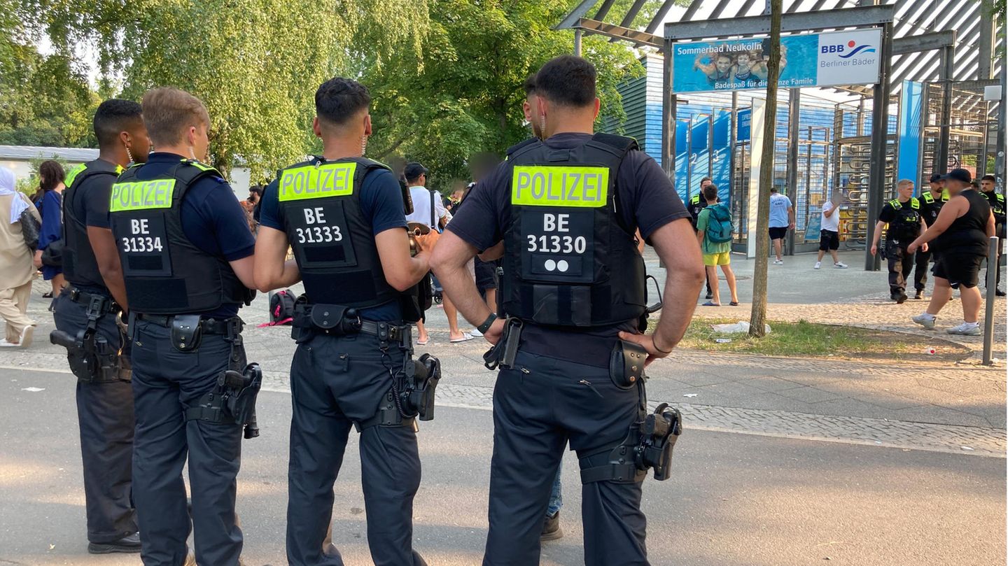 Polizei am 9. Juli 2023 vor dem Columbiabad in Neukölln. Nach mehreren Tagen Schließung sollte das Freibad nun wieder öffnen.