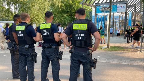 Polizei am 9. Juli 2023 vor dem Columbiabad in Neukölln. Nach mehreren Tagen Schließung sollte das Freibad nun wieder öffnen.