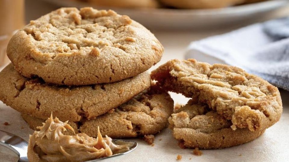 Am besten soll es schnell und einfach gehen. Genau deshalb sind diese saftigen Kekse perfekt für den Sommer: Sie kommen nämlich mit nur zwei Zutaten aus.