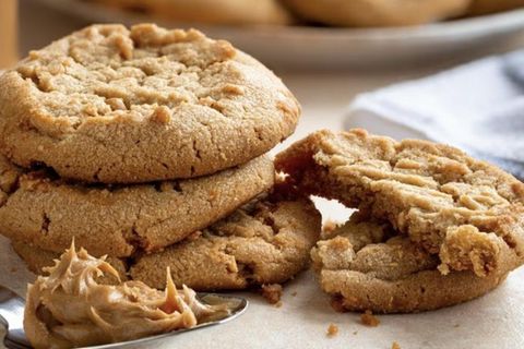 Am besten soll es schnell und einfach gehen. Genau deshalb sind diese saftigen Kekse perfekt für den Sommer: Sie kommen nämlich mit nur zwei Zutaten aus.