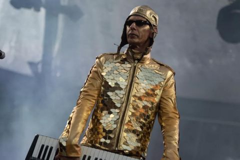 Flake im goldenen Outfit