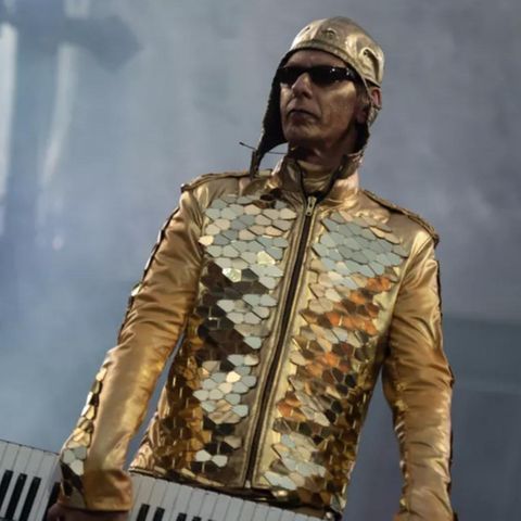 Flake im goldenen Outfit