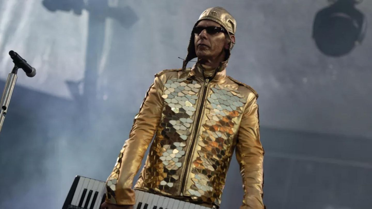 Flake im goldenen Outfit