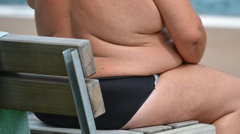 Abnehmspritze "Wegovy" ist seit Juli in Deutschland verschreibbar. Hier sitzt ein Mann mit Bauchspeck auf einer Bank.