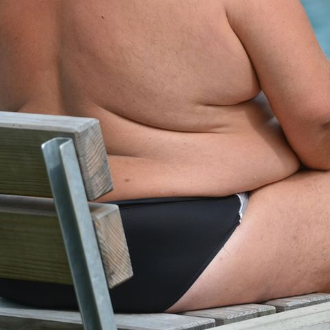 Abnehmspritze "Wegovy" ist seit Juli in Deutschland verschreibbar. Hier sitzt ein Mann mit Bauchspeck auf einer Bank.