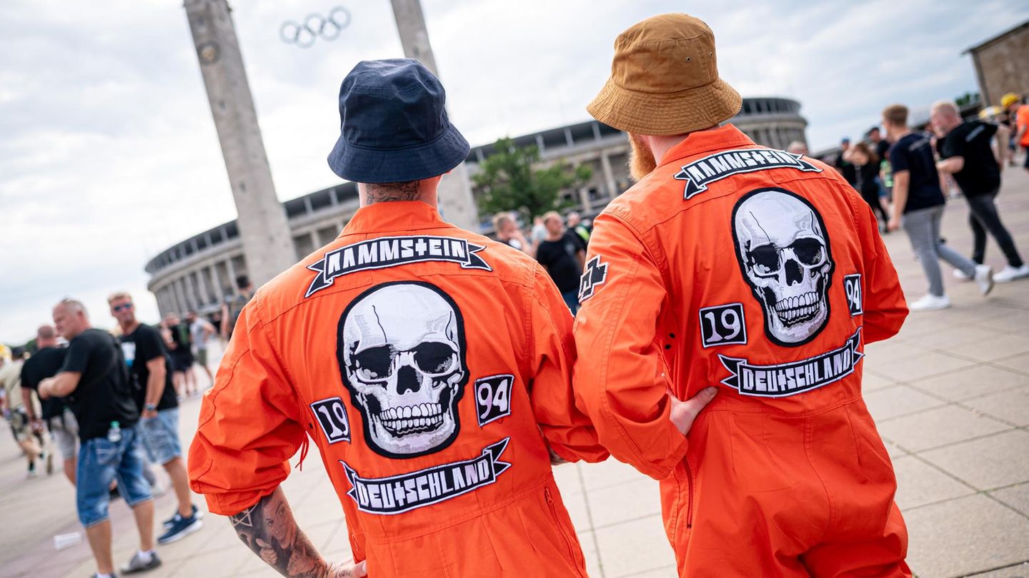 Rammstein-Fans vor dem Konzert im Olympiastadion Berlin
