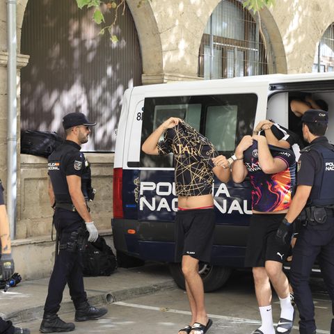 Mutmaßliche Vergewaltiger, die aus dem Polizeiwagen aussteigen und zum Haftrichter geführt werden.