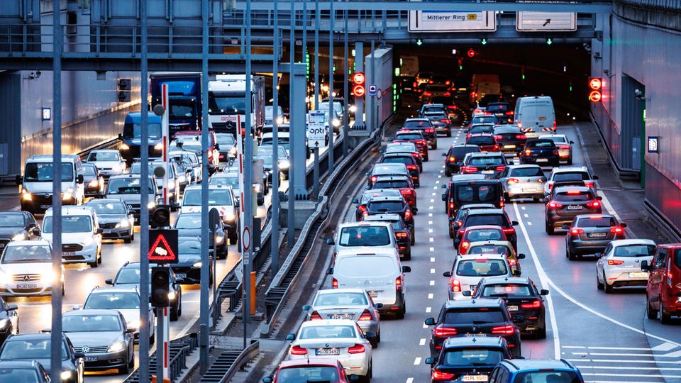 ADAC: Der Verkehr staut sich im Berufsverkehr am Morgen