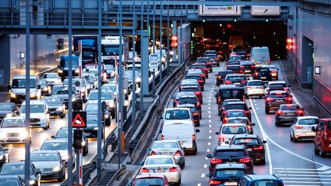 ADAC: Der Verkehr staut sich im Berufsverkehr am Morgen