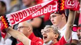 Fußball-Zweitligist Fortuna Düsseldorf startet das Pilotprojekt für kostenlose Heimspiele am 21. Oktober gegen den 1. FC Kaiserslautern. Im Rahmen des neuen Konzepts "Fortuna für alle" werden insgesamt drei Heimspiele in der kommenden Spielzeit ohne Eintrittsgeld angeboten. Die beiden anderen Freispiele finden gegen den FC St. Pauli am letzten Januarwochenende 2024 und gegen Eintracht Braunschweig im April 2024 statt. Dies teilte der Club am Montag mit. Fortuna hatte die neue strategische Ausrichtung im vergangenen April vorgestellt und will dank der Unterstützung neuer Sponsoren langfristig den Stadionbesuch für alle Heimspiele kostenlos anbieten.  "Wir haben in den letzten Wochen viel zugehört und Kritik und Ideen vieler Fans berücksichtigt. Wir freuen uns sehr, nun durchstarten und mit der Pilotphase den nächsten Schritt gehen zu können", sagte Fortunas Vorstandsvorsitzender Alexander Jobst.    Bei der Auswahl der Spiele habe man sich bei den Gegnern an Attraktivität und Tradition orientiert. Zudem wurde darauf geachtet, dass genügend Zeit zwischen den einzelnen Freispielen besteht, um die Möglichkeit zu haben, Abläufe zu verbessern und Kritikpunkte anzugehen. Zudem sollte in jedem Drittel der Saison ein solches Spiel stattfinden.  Das Vorgehen wurde mit der DFL abgestimmt und eine Einigung erzielt, dass an den letzten vier Spieltagen keine Partie bei freiem Eintritt angeboten werden soll. Über das genaue Vorgehen der Bewerbung will der Club rechtzeitig informieren.