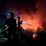 Bei den verheerenden Bränden auf der spanischen Kanareninsel La Palma haben die Behörden teilweise Entwarnung gegeben. Sinkende Temperaturen hätten die Ausbreitung des Feuers verlangsamt, sagte der Chef der Regionalverwaltung, Sergio Rodríguez, am Sonntag in einem in Onlinenetzwerken verbreiteten Video. Dies habe den Einsatzkräften geholfen, die Flammen einzudämmen.  Das Feuer war am frühen Samstagmorgen nahe der Ortschaft Puntagorda ausgebrochen und hatte sich rasch ausgebreitet. Rund 4000 Einwohner von Puntagorda und Tijarafe mussten ihre Häuser verlassen.   Am Sonntagmorgen sank die Lufttemperatur auf 24 Grad - und lag damit deutlich unter den mehr als 40 Grad vom Vortag. Tourismusminister Héctor Gómez äußerte sich nach einem Besuch vor Ort im Sender TVE "zuversichtlich, dass wir in den nächsten Stunden, Tagen diesem Feuer ein Ende setzen können". 