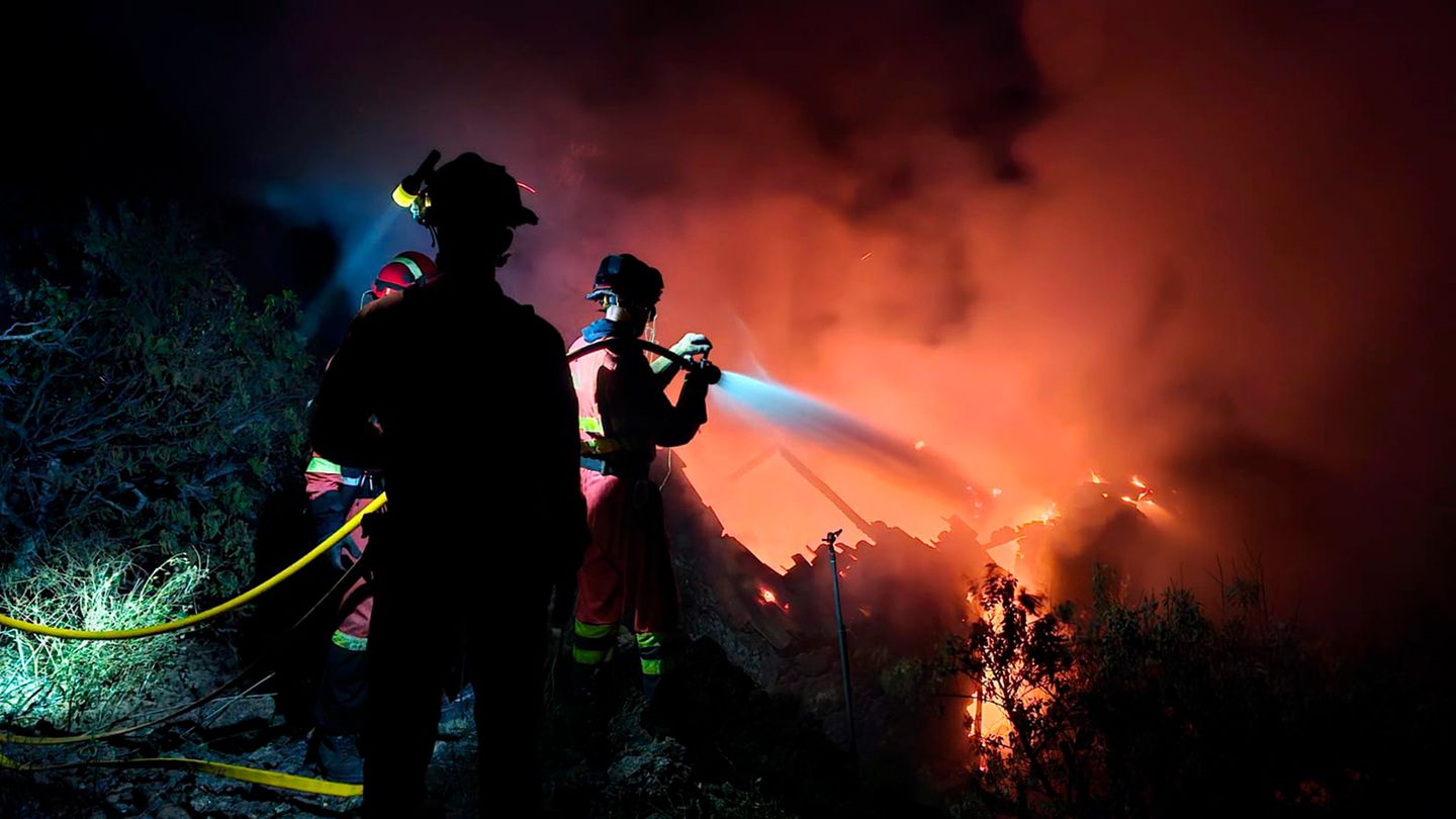 Bei den verheerenden Bränden auf der spanischen Kanareninsel La Palma haben die Behörden teilweise Entwarnung gegeben. Sinkende Temperaturen hätten die Ausbreitung des Feuers verlangsamt, sagte der Chef der Regionalverwaltung, Sergio Rodríguez, am Sonntag in einem in Onlinenetzwerken verbreiteten Video. Dies habe den Einsatzkräften geholfen, die Flammen einzudämmen.  Das Feuer war am frühen Samstagmorgen nahe der Ortschaft Puntagorda ausgebrochen und hatte sich rasch ausgebreitet. Rund 4000 Einwohner von Puntagorda und Tijarafe mussten ihre Häuser verlassen.   Am Sonntagmorgen sank die Lufttemperatur auf 24 Grad - und lag damit deutlich unter den mehr als 40 Grad vom Vortag. Tourismusminister Héctor Gómez äußerte sich nach einem Besuch vor Ort im Sender TVE "zuversichtlich, dass wir in den nächsten Stunden, Tagen diesem Feuer ein Ende setzen können". 