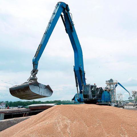 In der Ukraine verlädt ein Bagger in einem Getreidehafen Getreide in ein Frachtschiff, das dank des Getreideabkommens fährt