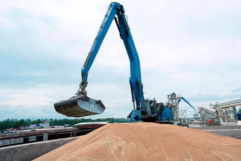 In der Ukraine verlädt ein Bagger in einem Getreidehafen Getreide in ein Frachtschiff, das dank des Getreideabkommens fährt