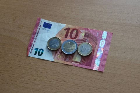 Mindestens 14 Euro Lohn je Stunde - das fordern die Gewerkschaften. Bisher beträgt der gesetzliche Mindestlohn 12 Euro. Die Mindestlohnkommission hat eine Erhöhung in zwei Stufen auf 12,82 Euro vorgeschlagen