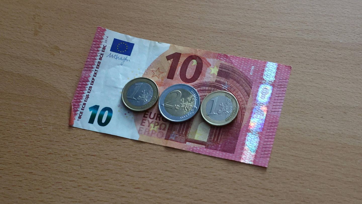 Mindestens 14 Euro Lohn je Stunde - das fordern die Gewerkschaften. Bisher beträgt der gesetzliche Mindestlohn 12 Euro. Die Mindestlohnkommission hat eine Erhöhung in zwei Stufen auf 12,82 Euro vorgeschlagen