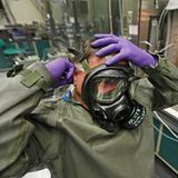 Die Vereinigten Staaten haben die letzten Bestände ihrer Chemiewaffen vernichtet. US-Präsident Joe Biden teilte am Freitag (Ortszeit) mit, dass damit die letzten der offiziell bekannten hochgiftigen Kampfstoffe in den USA beseitigt wurden - ein Meilenstein gut 26 Jahre nach Inkrafttreten der Konvention zum Verbot von Chemiewaffen. "Ich bin stolz, Ihnen mitteilen zu können, dass die Vereinigten Staaten die letzte Munition in diesem Vorrat sicher vernichtet haben – was uns einer Welt ohne die Schrecken chemischer Waffen einen Schritt näher bringt", sagte Biden.  Chemische Waffen seien für einige der schrecklichsten Ereignisse mit menschlichen Verlusten verantwortlich, erklärte der republikanische Minderheitsführer im Senat, Mitch McConnell, der in seiner Amtszeit die Beseitigung der Waffen vorangetrieben hat. "Obwohl der Einsatz dieser tödlichen Kampfstoffe immer ein Schandfleck in der Geschichte bleiben wird, hat unsere Nation heute endlich ihr Versprechen eingelöst, unser Arsenal von diesem Übel zu befreien". McConnell ist Senator im US-Bundesstaat Kentucky, wo die Anlage zur Vernichtung der Waffen steht.