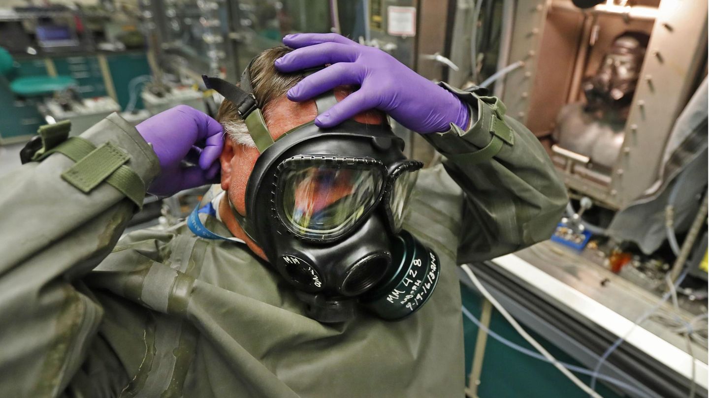 Die Vereinigten Staaten haben die letzten Bestände ihrer Chemiewaffen vernichtet. US-Präsident Joe Biden teilte am Freitag (Ortszeit) mit, dass damit die letzten der offiziell bekannten hochgiftigen Kampfstoffe in den USA beseitigt wurden - ein Meilenstein gut 26 Jahre nach Inkrafttreten der Konvention zum Verbot von Chemiewaffen. "Ich bin stolz, Ihnen mitteilen zu können, dass die Vereinigten Staaten die letzte Munition in diesem Vorrat sicher vernichtet haben – was uns einer Welt ohne die Schrecken chemischer Waffen einen Schritt näher bringt", sagte Biden.  Chemische Waffen seien für einige der schrecklichsten Ereignisse mit menschlichen Verlusten verantwortlich, erklärte der republikanische Minderheitsführer im Senat, Mitch McConnell, der in seiner Amtszeit die Beseitigung der Waffen vorangetrieben hat. "Obwohl der Einsatz dieser tödlichen Kampfstoffe immer ein Schandfleck in der Geschichte bleiben wird, hat unsere Nation heute endlich ihr Versprechen eingelöst, unser Arsenal von diesem Übel zu befreien". McConnell ist Senator im US-Bundesstaat Kentucky, wo die Anlage zur Vernichtung der Waffen steht.