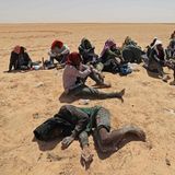 Fast 200 Migranten sind laut internationalen Organisationen aus der Wüste an der tunesisch-libyschen Grenze gerettet worden, nachdem sie dort mutmaßlich von tunesischen Sicherheitskräften ausgesetzt wurden. Die Internationale Organisation für Migration (IOM) gab am Montag an, 191 gerettete Menschen versorgt zu haben. IOM-Helfer sowie libysche Grenzschutzbeamte versorgten sie nach Behördenangaben mit Essen, Kleidung und einer provisorischen Unterkunft. Einige der Migranten seien vom Grenzschutz in das nahegelegene Dorf Al-Assah im Norden Libyens gebracht worden, hieß es.  In einem vom Innenministerium veröffentlichten Video sagten zwei aus Nigeria stammende Männer, sie seien von Angehörigen des tunesischen Militärs geschlagen und mit anderen in ein Wüstengebiet gebracht worden. Die Militärbeamte hätten sie aufgefordert, sich bis nach Libyen durchzuschlagen. Ein anderer Mann sagte, das tunesische Militär habe ihnen die Pässe abgenommen und die Dokumente dann verbrannt. Er sei mit 35 anderen Menschen in ein Fahrzeug gesteckt worden und an die Grenze zu Libyen gebracht worden. Die Gruppe habe zwei Tage lang in der Wüste ausgeharrt.