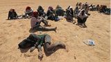Fast 200 Migranten sind laut internationalen Organisationen aus der Wüste an der tunesisch-libyschen Grenze gerettet worden, nachdem sie dort mutmaßlich von tunesischen Sicherheitskräften ausgesetzt wurden. Die Internationale Organisation für Migration (IOM) gab am Montag an, 191 gerettete Menschen versorgt zu haben. IOM-Helfer sowie libysche Grenzschutzbeamte versorgten sie nach Behördenangaben mit Essen, Kleidung und einer provisorischen Unterkunft. Einige der Migranten seien vom Grenzschutz in das nahegelegene Dorf Al-Assah im Norden Libyens gebracht worden, hieß es.  In einem vom Innenministerium veröffentlichten Video sagten zwei aus Nigeria stammende Männer, sie seien von Angehörigen des tunesischen Militärs geschlagen und mit anderen in ein Wüstengebiet gebracht worden. Die Militärbeamte hätten sie aufgefordert, sich bis nach Libyen durchzuschlagen. Ein anderer Mann sagte, das tunesische Militär habe ihnen die Pässe abgenommen und die Dokumente dann verbrannt. Er sei mit 35 anderen Menschen in ein Fahrzeug gesteckt worden und an die Grenze zu Libyen gebracht worden. Die Gruppe habe zwei Tage lang in der Wüste ausgeharrt.