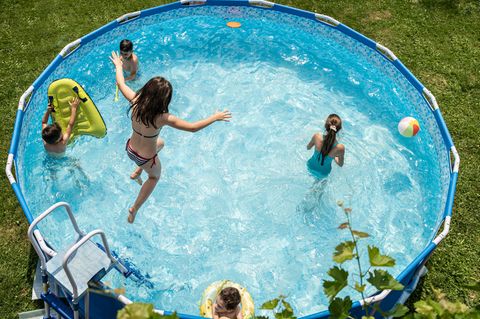 Kinder baden im Pool im Garten