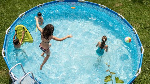 Kinder baden im Pool im Garten