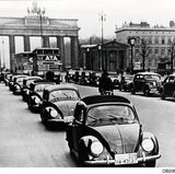 Die ersten Käfer der Vorserie VW 38 vor dem Brandenburger Tor im 
Jahr 1938
