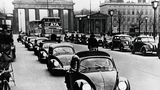 Die ersten Käfer der Vorserie VW 38 vor dem Brandenburger Tor im 
Jahr 1938