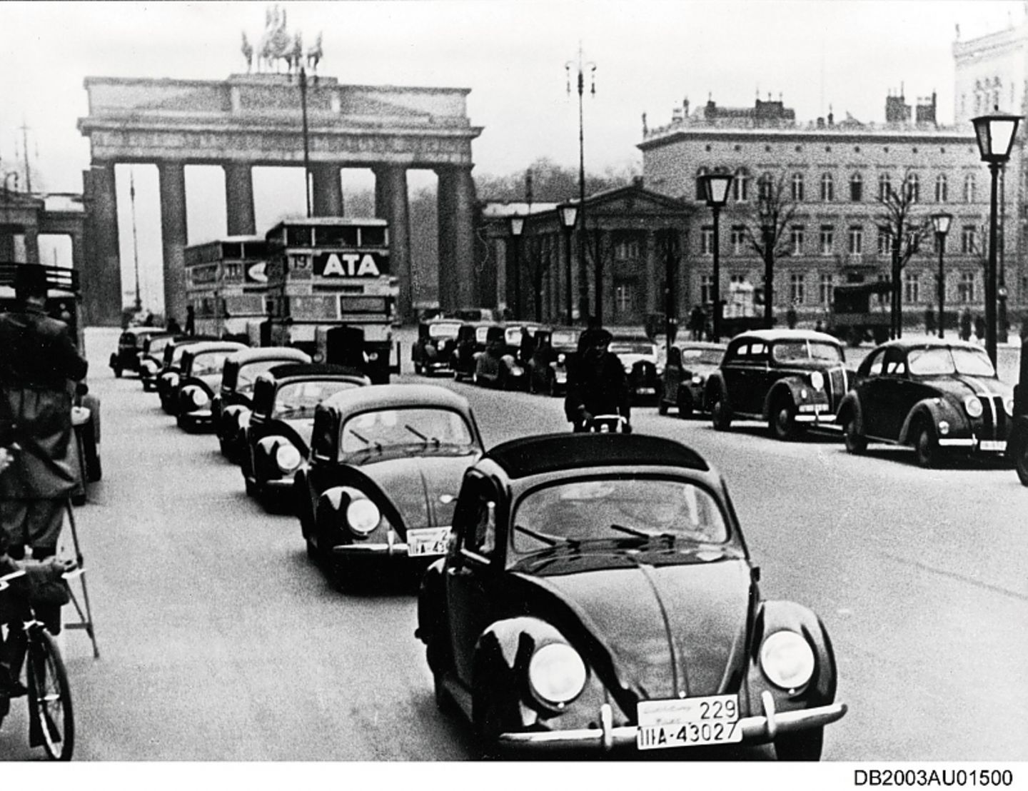 Die ersten Käfer der Vorserie VW 38 vor dem Brandenburger Tor im 
Jahr 1938