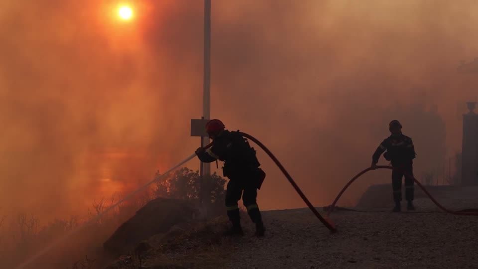 Video: Waldbrände im Süden von Athen Video: Waldbrände im Süden von Athen