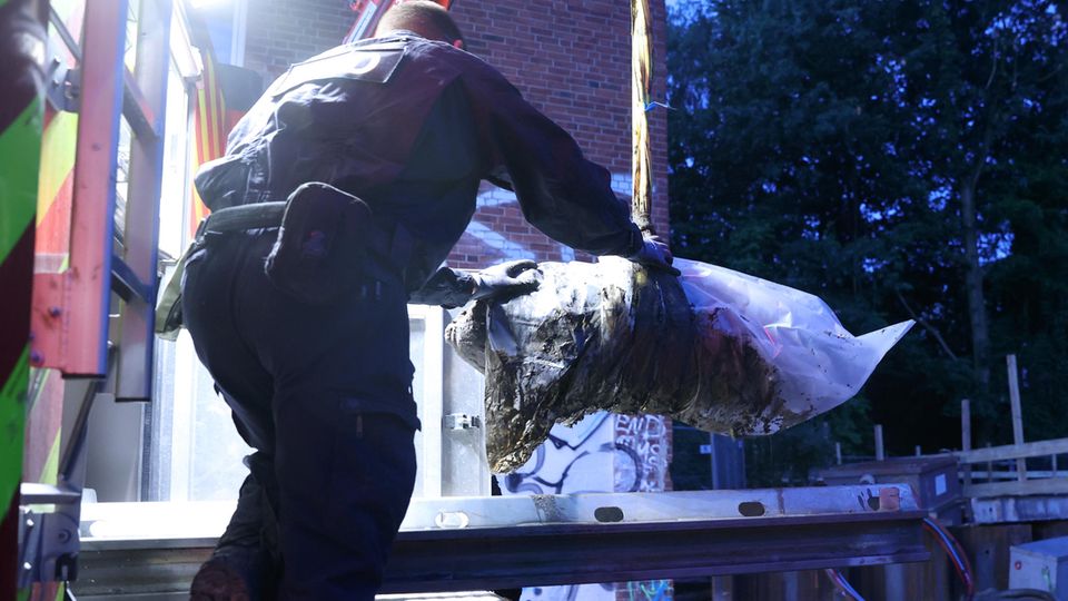 Hamburg Fliegerbombe Nachrichten Panorama Hamburg: Mitarbeiter vom Kampfmittelräumdienst verladen die entschärfte Bombe in ein Spezialfahrzeug