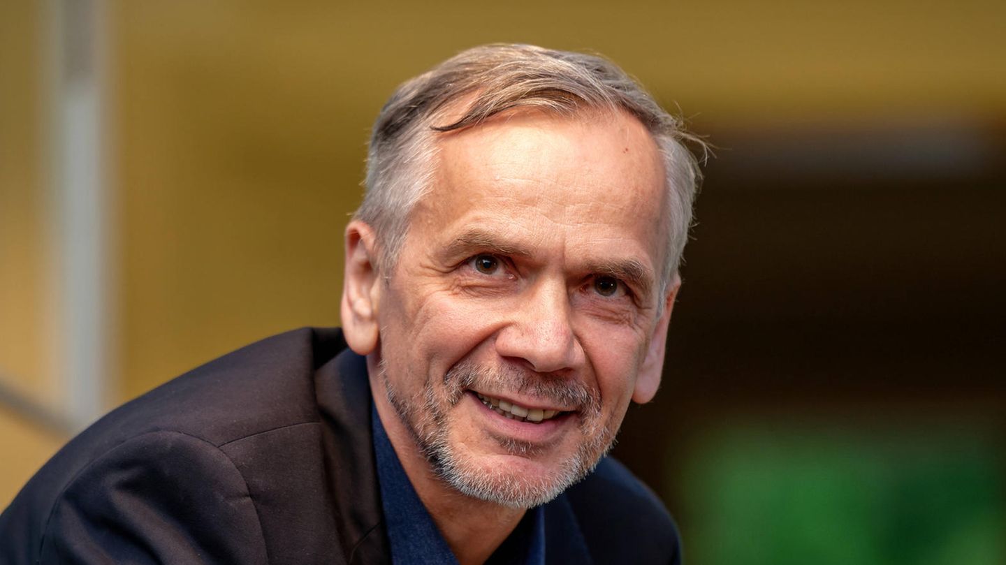 Schriftsteller Lutz Seiler, ein grauhaariger Mann schmunzelt