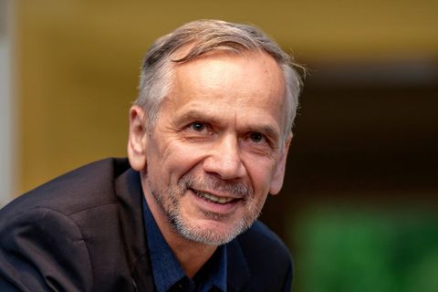 Schriftsteller Lutz Seiler, ein grauhaariger Mann schmunzelt