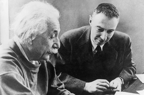 Schwarz-Weiß Bild: Oppenheimer und Einstein