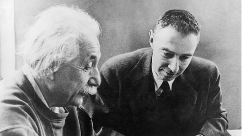 Schwarz-Weiß Bild: Oppenheimer und Einstein