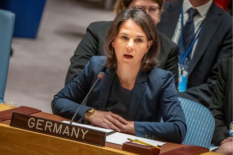 Bundesaußenministerin Annalena Baerbock sitzt in der UN-Vollversammlung an einem Holztisch mit einem "Germany"-Schild