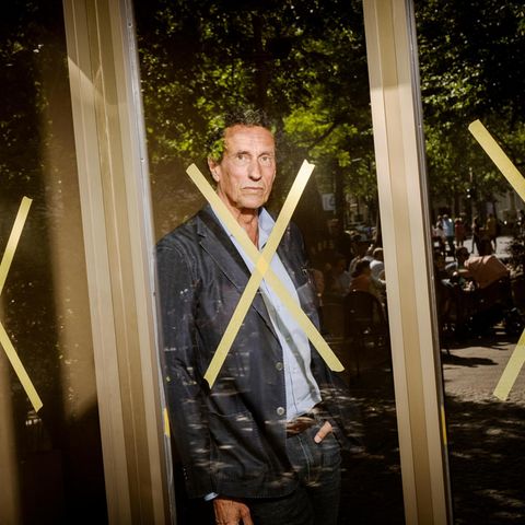 Julian Nida-Rümelin hinter Glasscheiben, darauf sind große X-Buchstaben geklebt