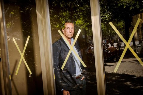 Julian Nida-Rümelin hinter Glasscheiben, darauf sind große X-Buchstaben geklebt